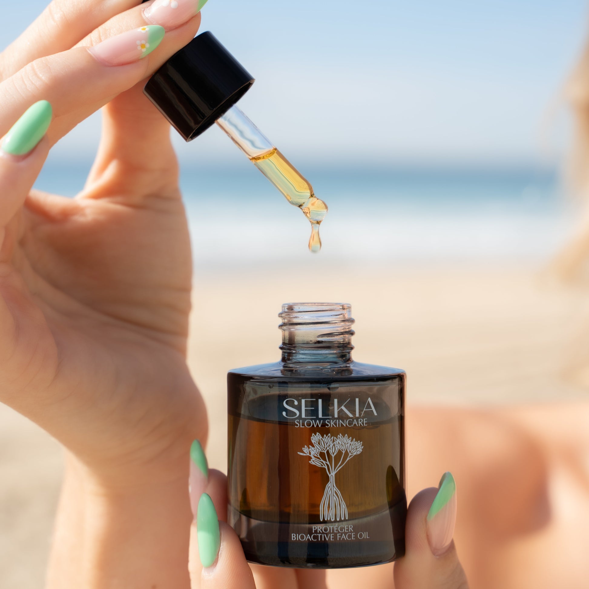 Selkia Protéger Bioactive Face Oil in refillable glass bottle with botanical ingredients, a natural anti-ageing and barrier-repair facial oil